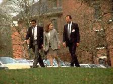 Mulder et Scully dans les jardins de l'hpital (1X01 Pilot)