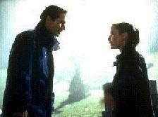 Mulder et Scully dans le cimetire de Nous ne sommes pas seuls en train de s'engueuler ! (1X01 Pilot)