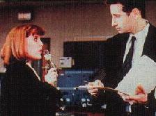 Scully ( Mulder) : mais je te prviens, si c'est de la pisse de singe... (1X24 The Erlenmeyer flask)